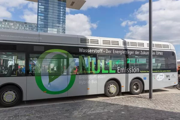 Wasserstoff-Bus im Kölner Stadtverkehr zum Erreichen der Emissionsziele
