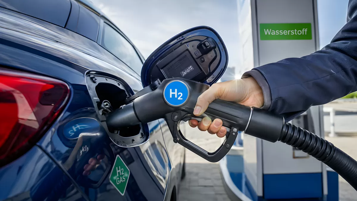 Wasserstoffauto wird an H2-Tankstelle betankt