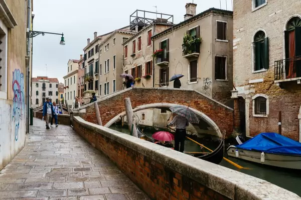 Wasserstraße in Venedig