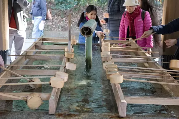 Wassertassen für das Reinigungsritual im Meiji-Schrein, Tokyo
