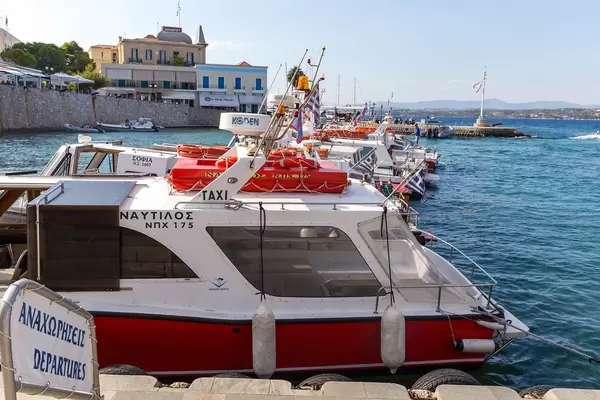 Wassertaxis im griechischen Hafen auf einem Nebenmeer der Ägäis, zum Inselhopping für Touristen und Einheimische