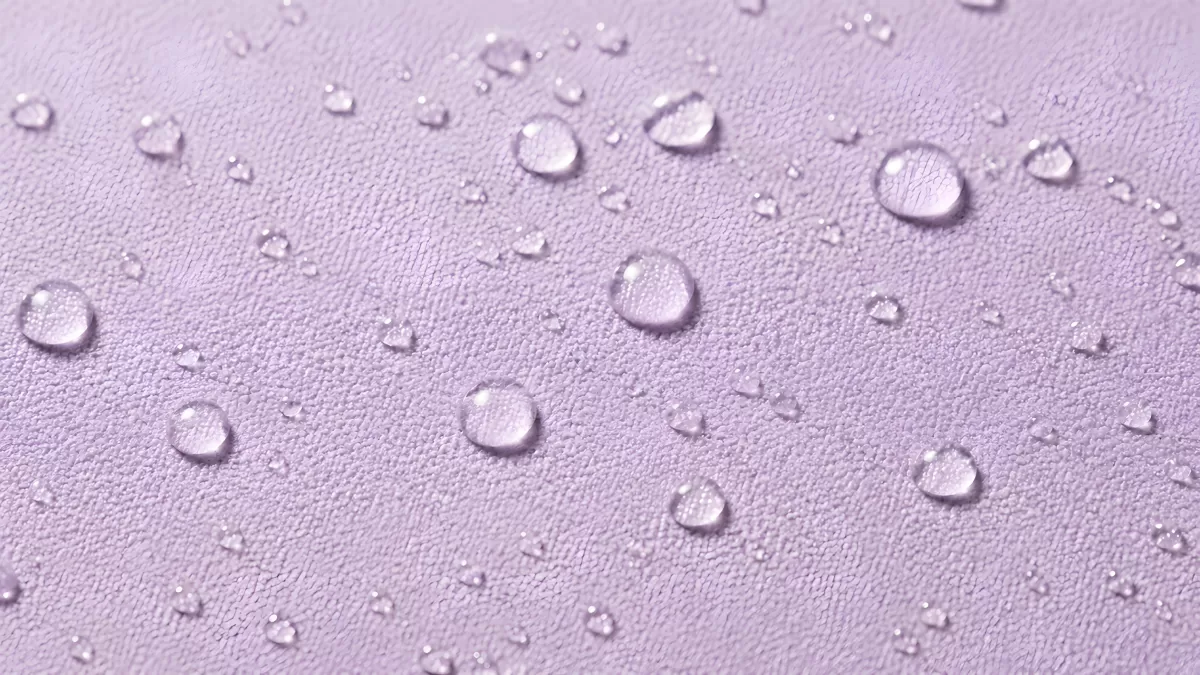 Wassertropfen auf violettem Wasserschutzgewebe