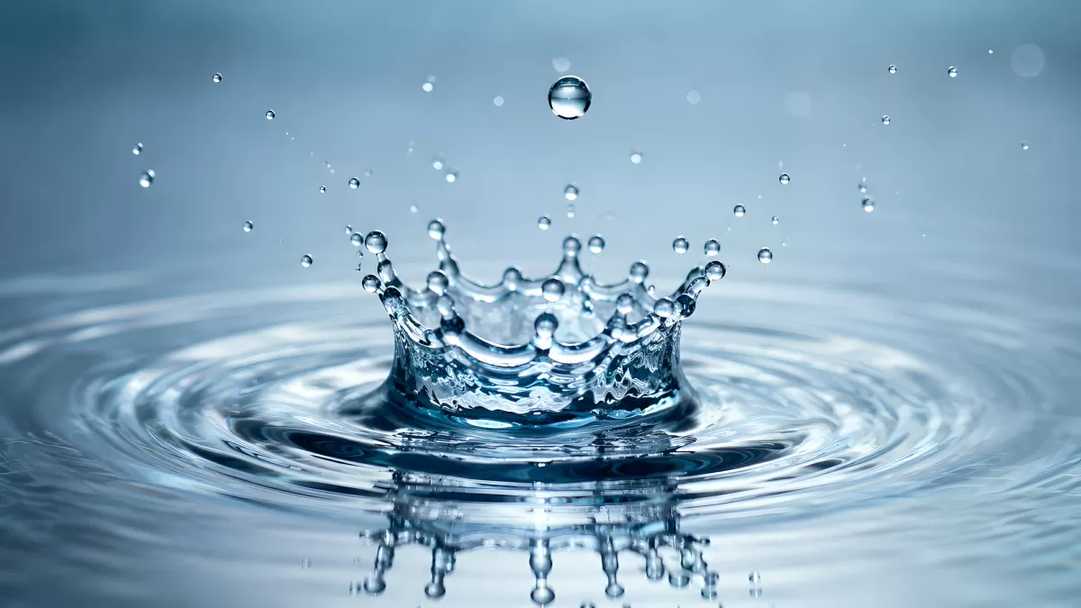 Wassertropfen bildet Kronensplash auf stiller Oberfläche