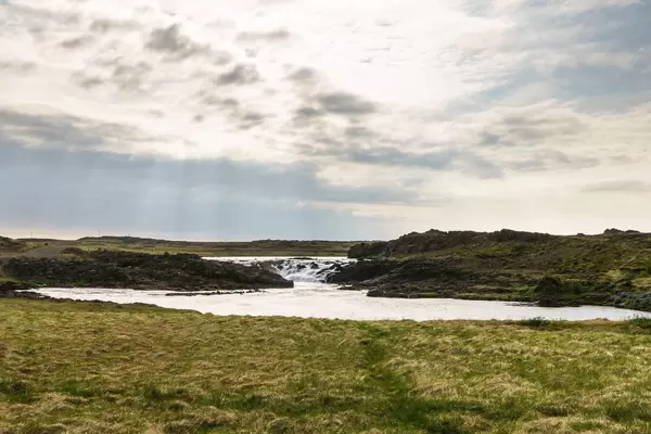 Waterfall falling into the lake in Iceland / Wasserfall in die See in Island