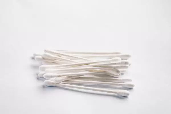 Wattestäbchen vor weißem Hintergrund
