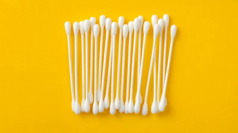 Wattestäbchen auf gelbem Hintergrund