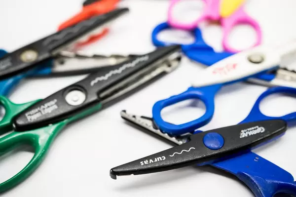 Wave shape cutting scissor focused