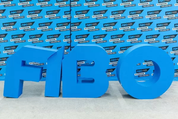 #WeAreFibo - blaues Fibo Logo auf der internationalen Leitmesse für Fitness, Wellness und Gesundheit in Köln