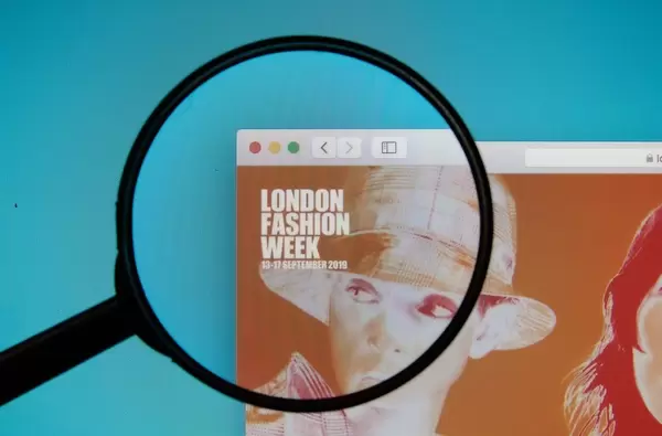 Website der London Fashion Week mit durch Lupe hervorgehobenem Logo auf Computerbildschirm