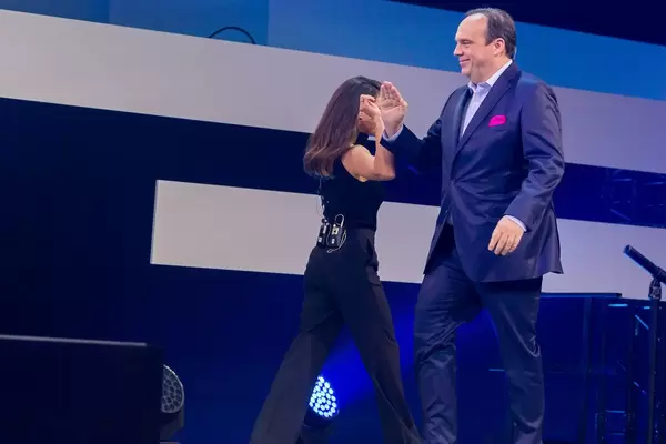 Wechsel auf der Digital X Bühne: Nazan Eckes geht, Hagen Rickmann der Telekom Deutschland GmbH betritt die Bühne