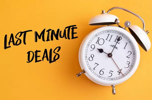 Wecker mit dem Text ‘Last minute deals’ vor gelbem Hintergrund