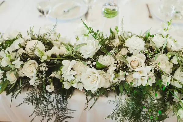 Wedding Flower Rose Compositon On Table (Flip 2019)