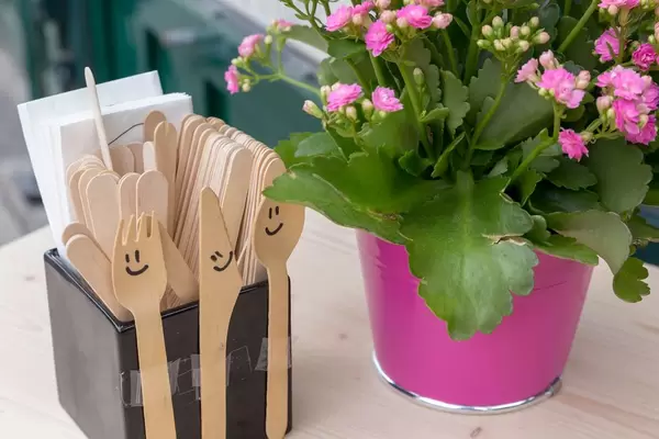 Wegwerfbesteck aus Holz in einem Restaurant