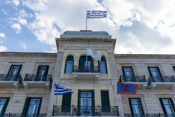 Wehende Flaggen am Luxushotel und Wahrzeichen "Poseidonion Grand Hotel" in Spetses, Griechenland