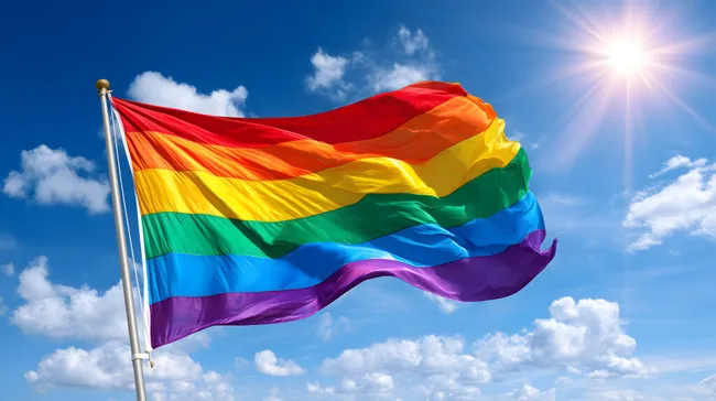 Wehende Regenbogenfahne im strahlenden Sonnenlicht