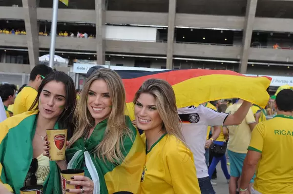 Weibliche brasilianische Fußball-Fans - Fußball-WM 2014, Brasilien