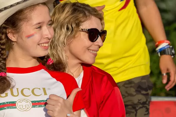 Weibliche Fußball-Fans aus Serbien