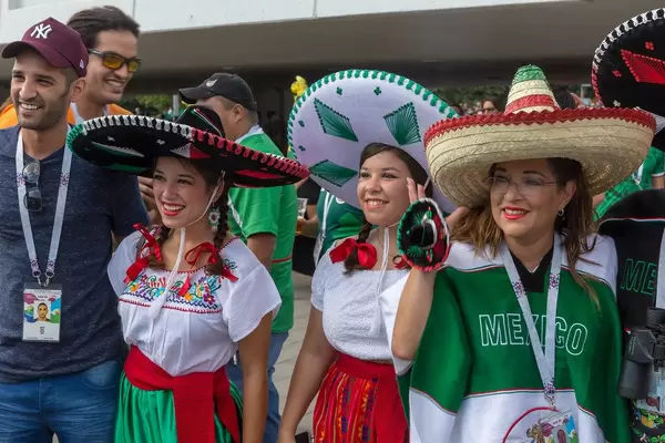 Weibliche mexikanische Fußball-Fans mit Sombreros