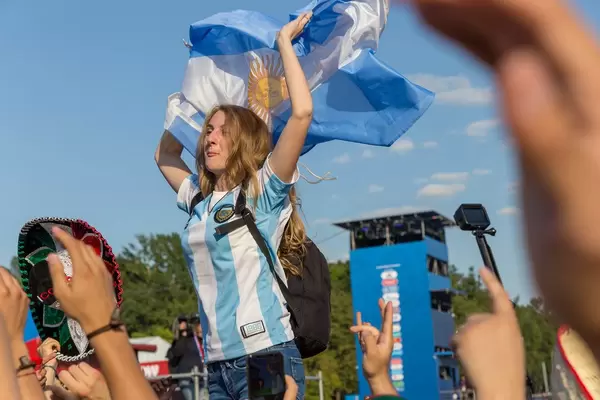 Weiblicher Fußballfan mit argentinischer Flagge