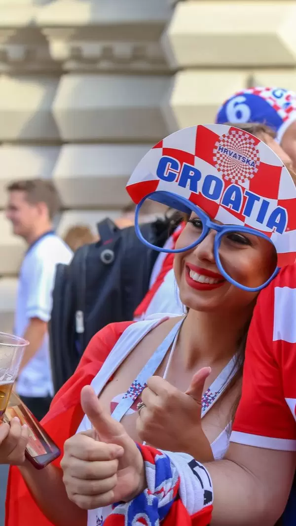 Weiblicher kroatischer Fußballfan mit riesiger Brille