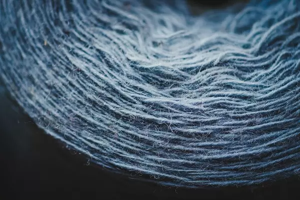 Weiches blaues Garn / Textur in der Nahaufnahme