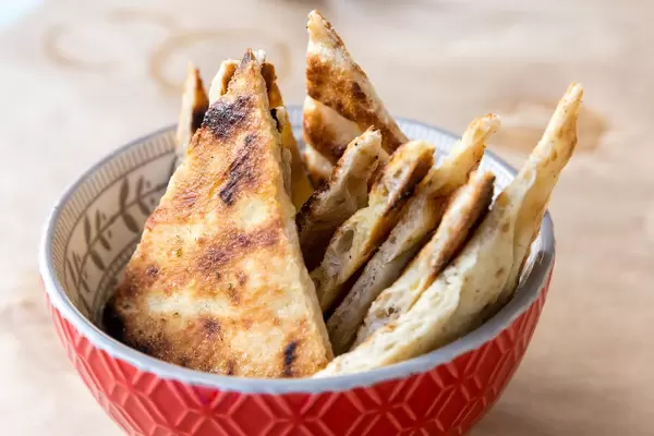 Weiches Fladenbrot "Pita", in Dreiecke geschnitten, in einem griechischen Restaurant