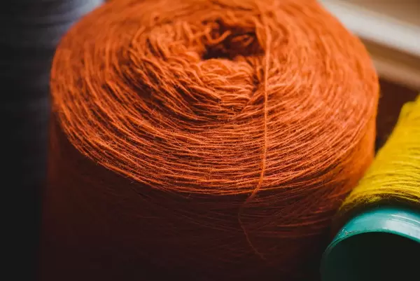 Weiches oranges Garnknäuel zum Sticken und Nähen