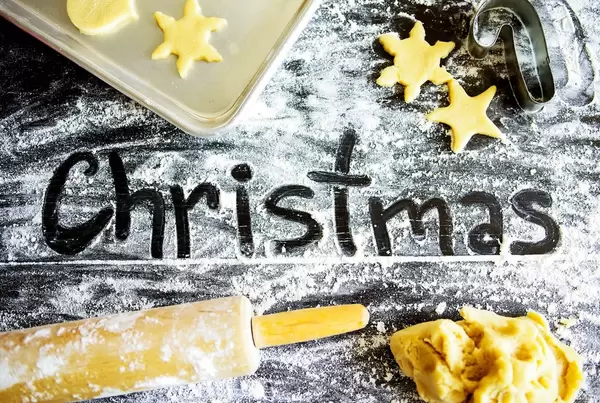 Weihnachst-Bäkerei  - Christmas Schriftzug in Mehl mit Plätzchenteig und einem Backblech