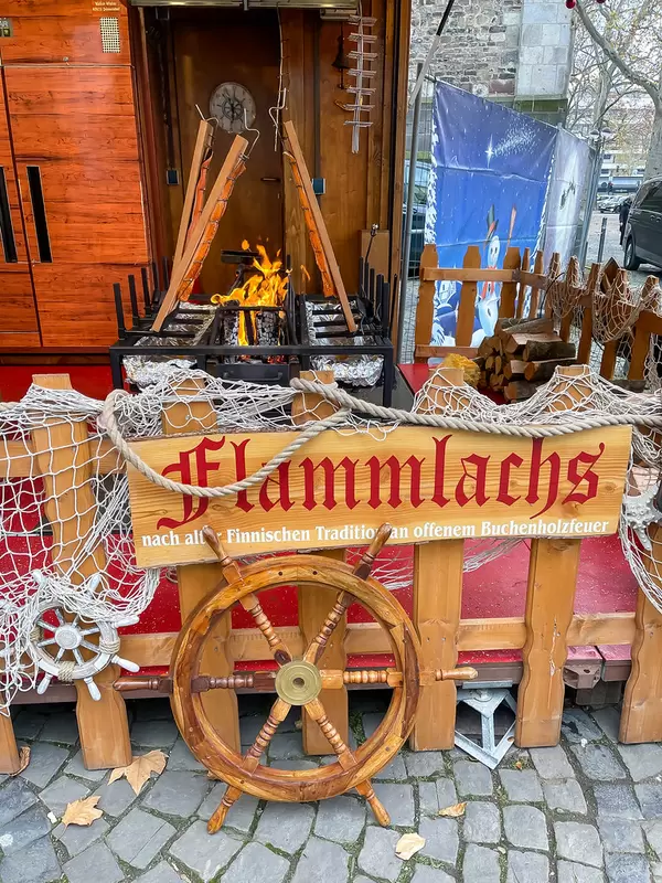 Weihnachten ohne Weihnachtsmärkte: ein einzelner Stand, der Flammlachs am Neumarkt in Köln anbietet