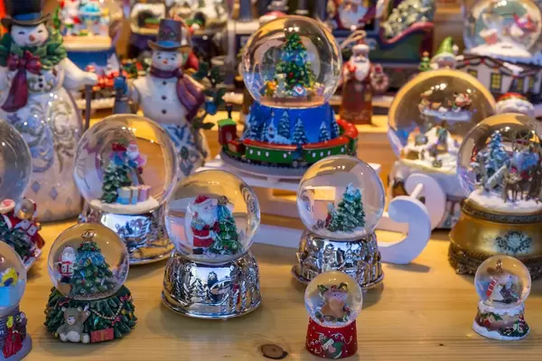 Weihnachtliche Schneekugeln, Weihnachtsmänner und Schneemänner mit Zylinderhut