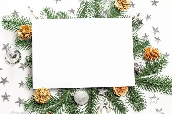 Weihnachtlicher Hintergrund mit leerer Fläche