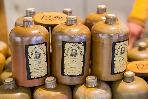 Weihnachtliches Heißgetränk und Glühwein-Alternative: Honigwein in Krügen