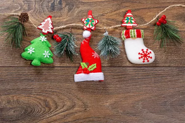 Weihnachts Dekoration mit Faden auf braunem Holz Hintergrund und Tannenzweigen