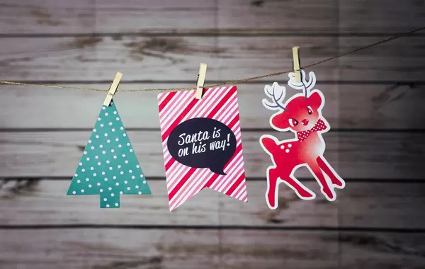 Weihnachtsbanner "Santa on his way" und Weihnachtsdeko mit Klammern an Leine befestigt