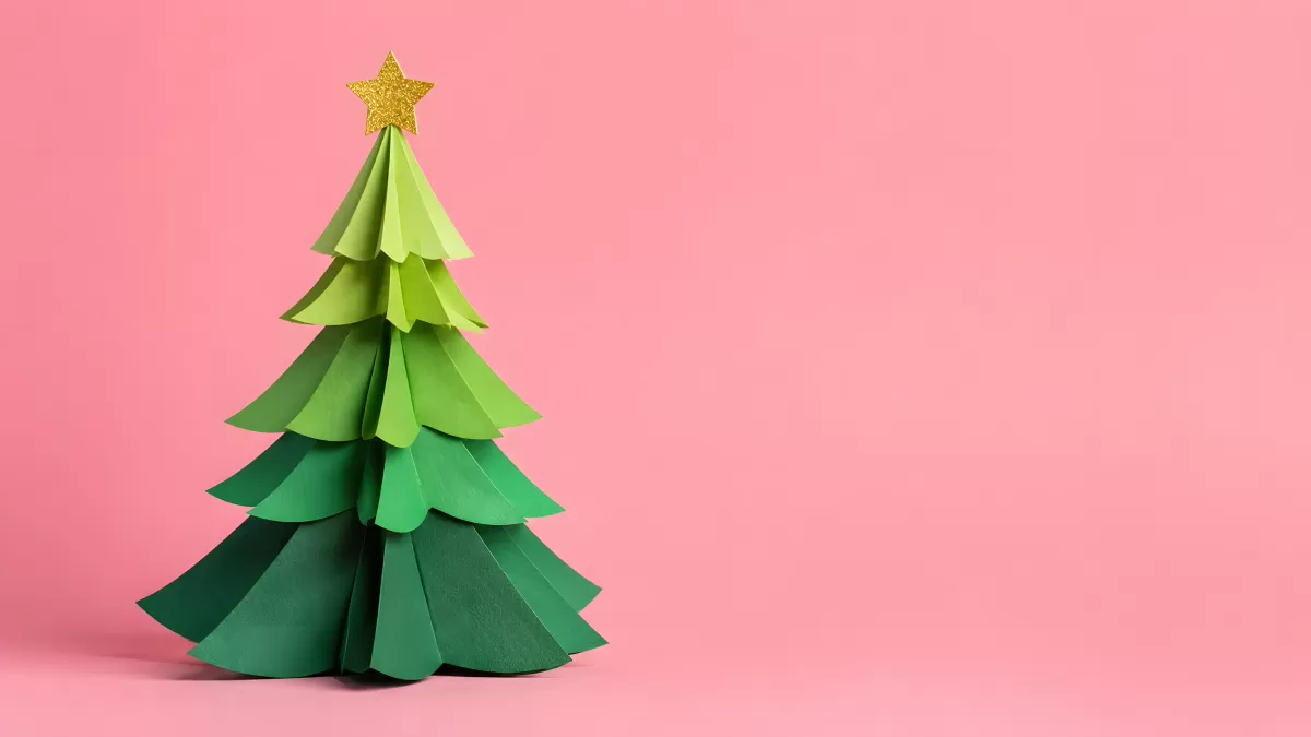 Weihnachtsbaum aus Papier mit goldenem Stern