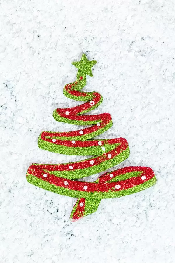 Weihnachtsbaum Deko auf Schnee