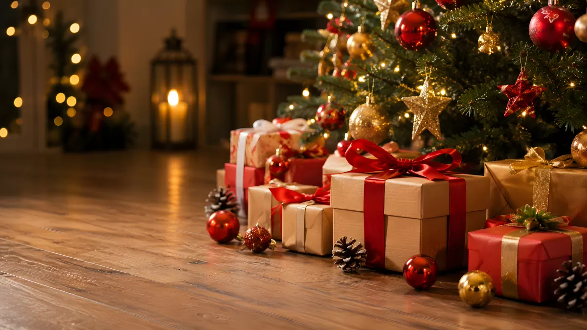 Weihnachtsbaum mit Geschenken im warmen Kerzenlicht
