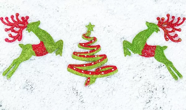 Weihnachtsbaum mit Rentieren auf Schnee