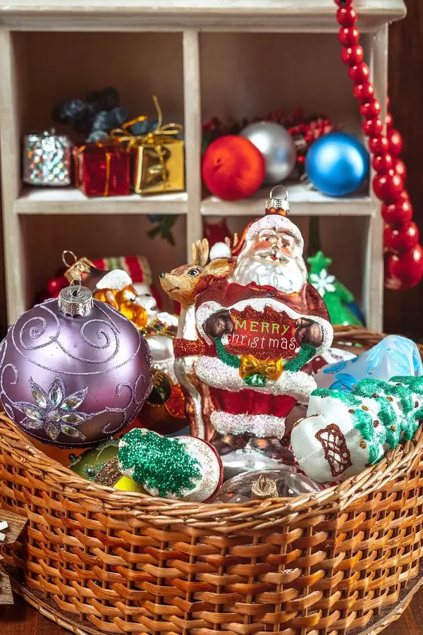 Weihnachtsbaum Schmuck in Holzkorb