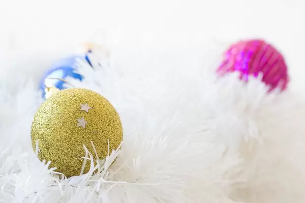 Weihnachtsbaumkugeln verschiedener Farben auf weißem Weihnachtsbaumschmuck