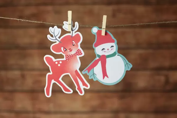 Weihnachtsdeko Rentier und Schneemann mit Klammern an Leine befestigt