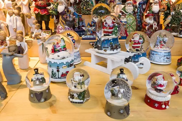 Weihnachtsdekoration Glaskugeln mit Schneemännern und Weihnachtsmännern