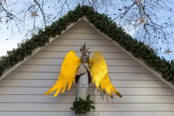Weihnachtsdekoration, kunstvoller Engel aus Metall mit Flöte am Kölner Neumarkt