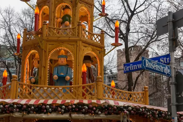 Weihnachtsdekoration mit Kerzen und Figuren in Holzhaus in Rosenstraße in Kölner Stadtteil Altstadt-Süd
