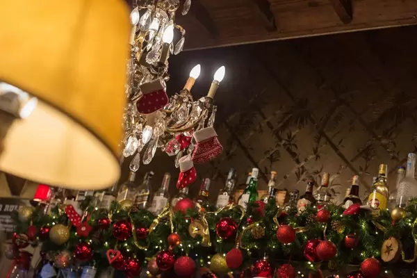 Weihnachtsdekorationen in einem Restaurant in Rom