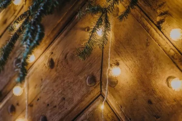 Weihnachtsdekorationen mit Lichterkette