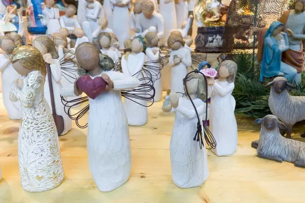 Weihnachtsfiguren in einem Geschäft