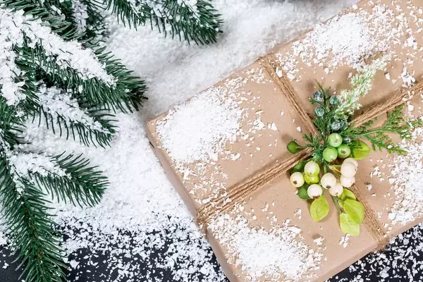 Weihnachtsgeschenk mit Mistelzweig und Schnee