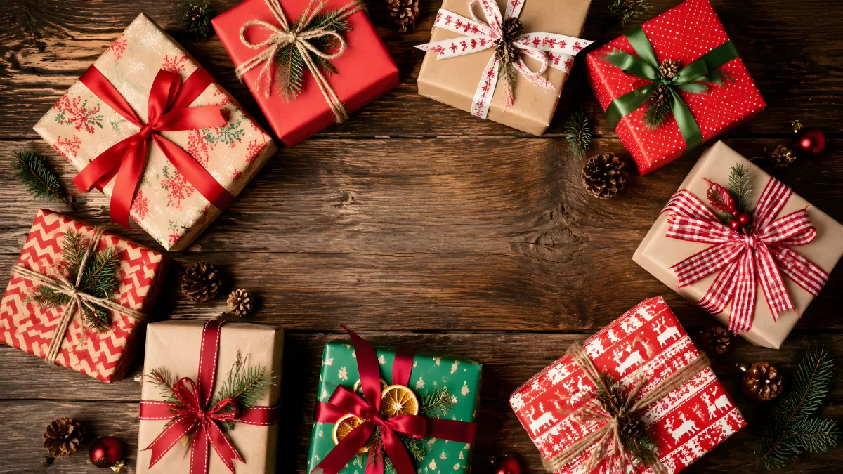 Weihnachtsgeschenke festlich verpackt auf Holztisch
