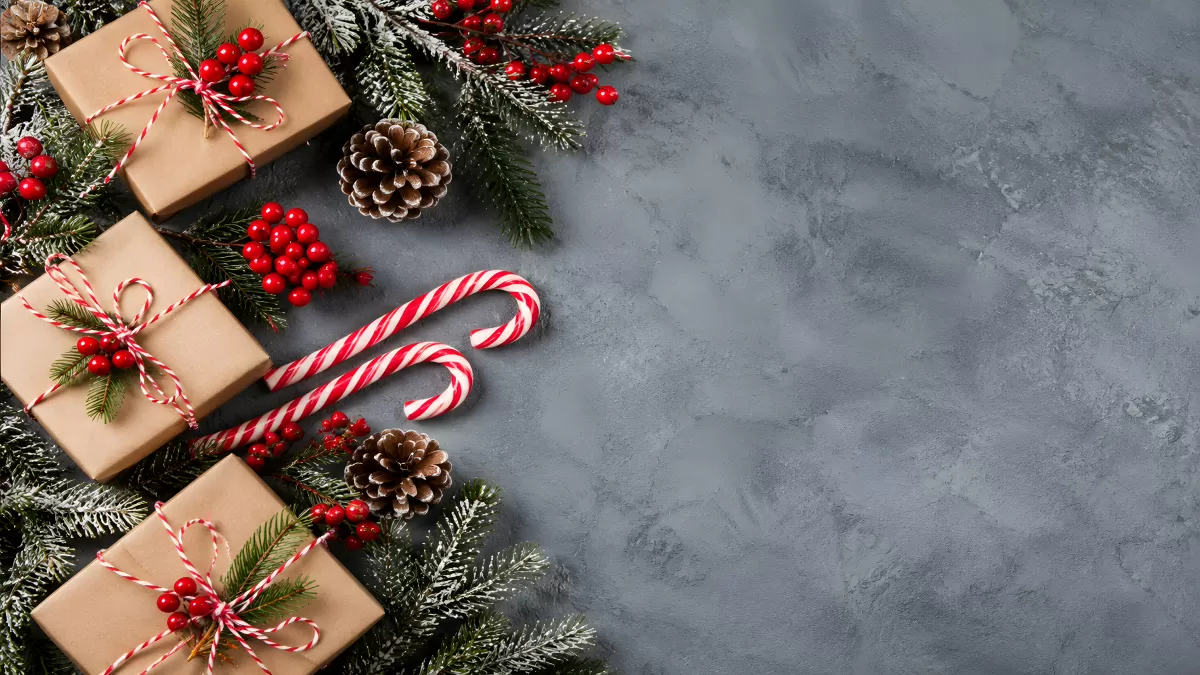 Weihnachtsgeschenke mit Tannenzweigen und Zuckerstangen
